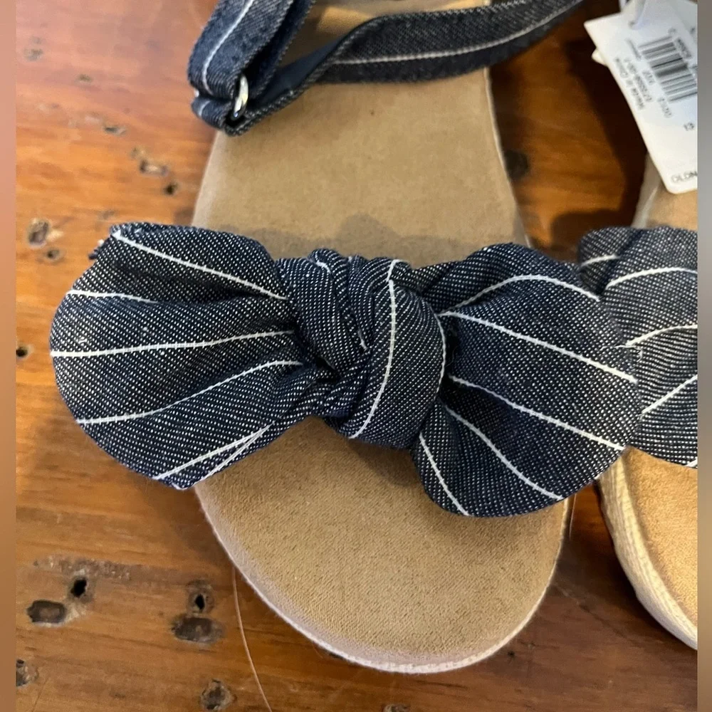 Toddler girls size 13 Old Navy Chambray stripe sandals